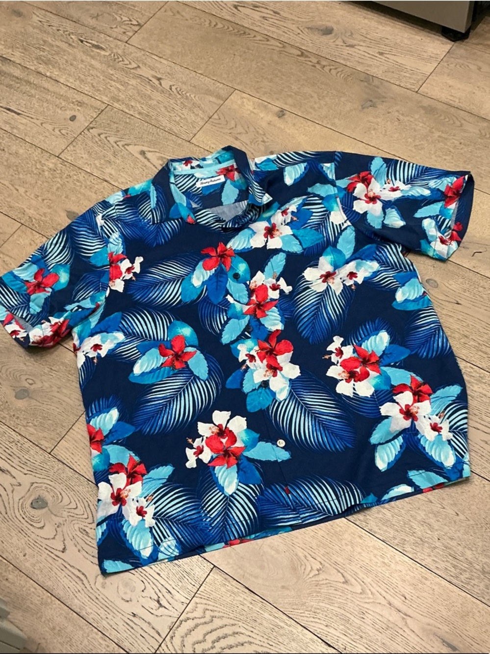 Men’s Tommy Bahama silk blue/red/white shirt. Size XXL. Barely worn! Nice!
